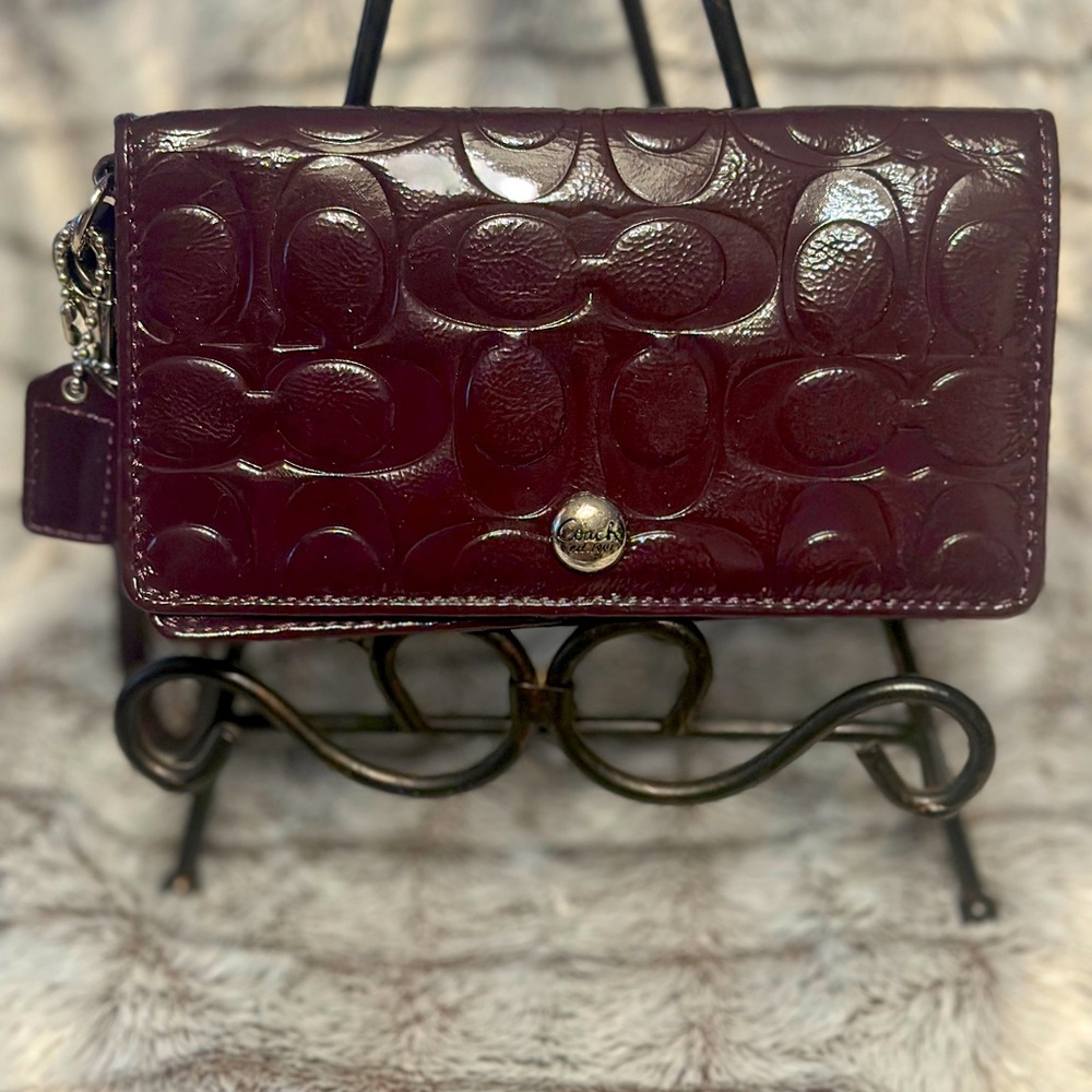 COACH Peyton signature embossed patent leather wristlet/wallet EUC